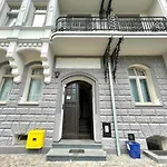 Petite Visite No 4B