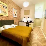Petite Visite No 4B